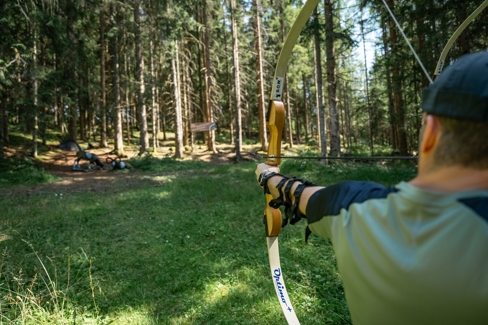 Konzentriertes Zielen beim Bogensport