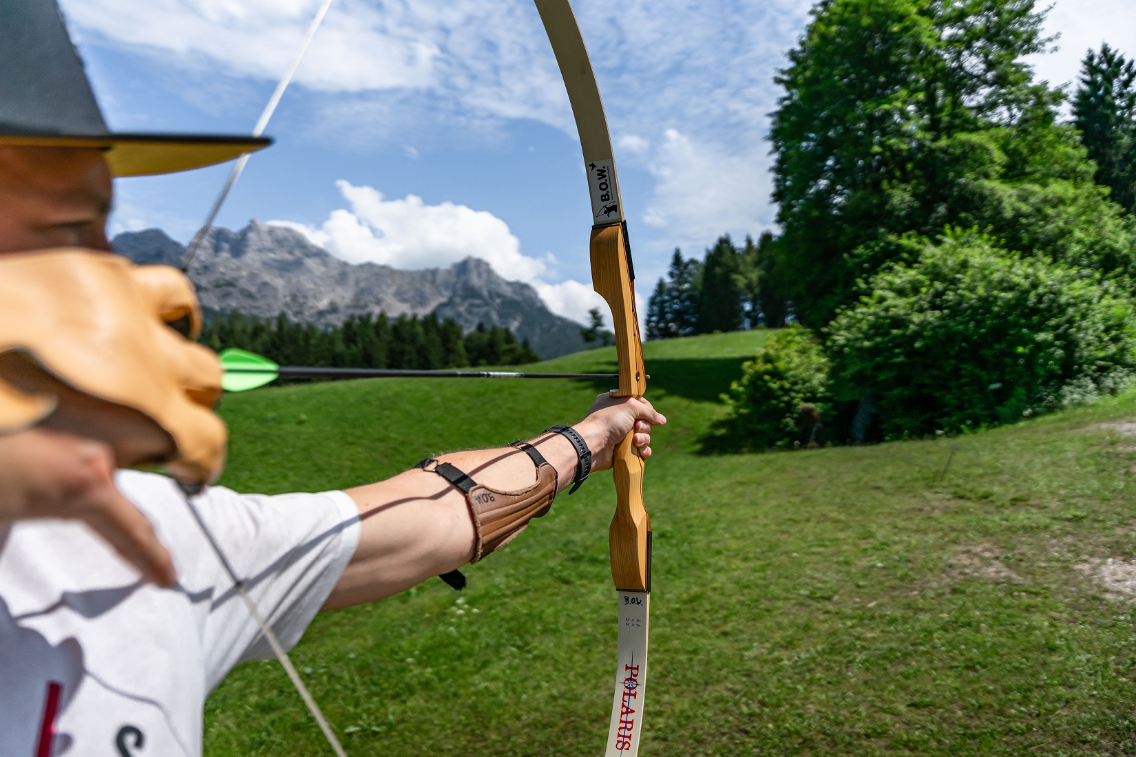 Bogenschütze zielt auf einem Parcours in Tirol